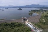 Foto udara Waduk Jatigede di Kabupaten Sumedang, Jawa Barat, Jumat (27/11/2020). Proyek Sistem Penyediaan Air Minum (SPAM) Jatigede merupakan proyek strategis nasional untuk mendukung infrastruktur di kawasan Metropolitan Rebana yang bertujuan untuk mendistribusikan air bersih secara merata dan meningkatkan cakupan area layanan air bersih di Wilayah Cirebon Raya dengan total kapasitas sebesar 3.500 liter per detik. ANTARA JABAR/Adeng Bustomi/agr