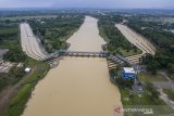 Foto udara aliran Sungai Cimanuk Bendung Rengang dari saluran irigasi pemanfaatan Bendungan Jatigede di Kabupaten Majalengka, Jawa Barat, Jumat (27/11/2020). Proyek Sistem Penyediaan Air Minum (SPAM) Jatigede merupakan proyek strategis nasional untuk mendukung infrastruktur di kawasan Metropolitan Rebana yang bertujuan untuk mendistribusikan air bersih secara merata dan meningkatkan cakupan area layanan air bersih di Wilayah Cirebon Raya dengan total kapasitas sebesar 3.500 liter per detik. ANTARA JABAR/Adeng Bustomi/agr