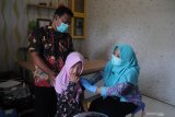 Petugas menyuntikkan Vaksin Rubella kepada siswa di SD Exelen, Pamekasan, Jawa Timur, Jumat (27/11/2020). Memasuki Bulan Imunisasi Anak Sekolah (BIAS) Dinkes Pamekasan  mendatangi sekolah-sekolah guna memberikan vaksin Rubella dan Difteri Tetanus. Antara Jatim/Saiful Bahri/mas.
