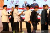 Calon Gubernur nomor urut 1 Sahbirin Noor (dua kiri) dan calon Gubernur nomor urut 2 Denny Indrayana (tiga kanan) bersalaman usai mengikuti debat publik ketiga Pemilihan Gubernur (Pilgub) Kalsel di Banjarmasin, Kalimantan Selatan, Sabtu (28/11/2020). Komisi Pemilihan Umum (KPU) Kalimantan Selatan menggelar debat publik ketiga calon Gubernur dan Wakil Gubernur tahun 2020 dengan tema infrastruktur, kesehatan, sumber daya alam dan energi. Foto Antaranews Kalsel/ Infuz/Bay.