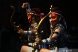 Seniman dari Sanggar Padhaka Nusantara - Malang mementaskan tari Swabrata dalam Festival Panji Nusantara 2020 di Taman Krida Budaya, Malang, Jawa Timur, Jumat (27/11/2020). Festival yang digelar selama dua hari tersebut menampilkan berbagai pertunjukan drama, tari dan kesenian sebagai upaya untuk membuka wawasan serta membangkitkan kembali budaya Panji sebagai warisan budaya asli nusantara. Antara Jatim/Ari Bowo Sucipto/mas.