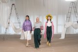 Dua jenama lokal berkolaborasi lahirkan busana feminin gaya retro