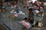 Petugas menyortir dan melipat surat suara Pemilihan Kepala Daerah (Pilkada) Kabupaten Mojokerto di gudang Komisi Pemilihan Umum (KPU) Mojokerto, Jawa Timur, Sabtu (28/11/2020). Pelipatan surat suara sebanyak 846.617 lembar dari jumlah DPT 823.014 ditarget selesai dalam waktu 4 hari dan melibatkan 68 orang pekerja dengan menerapkan jaga jarak untuk mencegah penyebaran COVID-19. Antara Jatim/Syaiful Arif/mas.