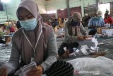 Petugas menyortir dan melipat surat suara Pemilihan Kepala Daerah (Pilkada) Kabupaten Mojokerto di gudang Komisi Pemilihan Umum (KPU) Mojokerto, Jawa Timur, Sabtu (28/11/2020). Pelipatan surat suara sebanyak 846.617 lembar dari jumlah DPT 823.014 ditarget selesai dalam waktu 4 hari dan melibatkan 68 orang pekerja dengan menerapkan jaga jarak untuk mencegah penyebaran COVID-19. Antara Jatim/Syaiful Arif/mas.