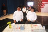 Pasangan calon Gubernur dan Wakil Gubernur Kalimantan Selatan nomor urut 2 Denny Indrayana (kiri) dan Difria(kanan) berpose sebelum mengikuti debat publik ketiga Pemilihan Gubernur (Pilgub) Kalsel di Banjarmasin, Kalimantan Selatan, Sabtu (28/11/2020). Komisi Pemilihan Umum (KPU) Kalimantan Selatan menggelar debat publik ketiga calon Gubernur dan Wakil Gubernur tahun 2020 dengan tema infrastruktur, kesehatan, sumber daya alam dan energi. Foto Antaranews Kalsel/ Iman/Bay.