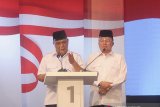 Pasangan calon Gubernur dan Wakil Gubernur Kalimantan Selatan nomor urut 1 Sahbirin Noor (kiri) dan Muhidin (kanan) menjawab pertanyaan panelis saat debat publik ketiga Pemilihan Gubernur (Pilgub) Kalsel di Banjarmasin, Kalimantan Selatan, Sabtu (28/11/2020). Komisi Pemilihan Umum (KPU) Kalimantan Selatan menggelar debat publik ketiga calon Gubernur dan Wakil Gubernur tahun 2020 dengan tema infrastruktur, kesehatan, sumber daya alam dan energi. Foto Antaranews Kalsel/ Iman/Bay.