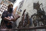 Yudit Ferdananto, melakukan perawatan pada koleksi wayang krucil kuno miliknya di Galeri Singgasana Budaya Nusantara, Malang, Jawa Timur. Sabtu (28/11/2020). Perawatan tersebut dilakukan secara rutin untuk menjaga keutuhan dari koleksi benda-benda kuno seperti wayang kulit, topeng dan naskah kuno agar nantinya bisa dipelajari sehingga bisa membuka wawasan literasi budaya bagi generasi muda. Antara Jatim/Ari Bowo Sucipto/mas.