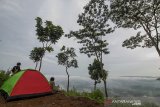 Sejumlah wisatawan menikmati pemandangan alam di objek wisata Bukit Pamoyanan di Desa Kawungluwuk, Tanjungsiang, Kabupaten Subang, Jawa Barat, Sabtu (28/11/2020). Wisata Bukit Pamoyanan menyajikan pesona keindahan alam dan camping ground yang dikelola oleh Badan Usaha Milik Desa (BUMDes) Bina Mandiri bekerjasama dengan Kelompok Sadar Wisata untuk meningkatkan pertumbuhan ekonomi dalam membangun desa yang mandiri. ANTARA JABAR/M Ibnu Chazar/agr