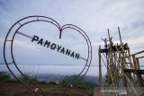 Sejumlah wisatawan berswafoto dengan latar belakang pemandangan alam di objek wisata Bukit Pamoyanan di Desa Kawungluwuk, Tanjungsiang, Kabupaten Subang, Jawa Barat, Sabtu (28/11/2020). Wisata Bukit Pamoyanan menyajikan pesona keindahan alam dan camping ground yang dikelola oleh Badan Usaha Milik Desa (BUMDes) Bina Mandiri bekerjasama dengan Kelompok Sadar Wisata untuk meningkatkan pertumbuhan ekonomi dalam membangun desa yang mandiri. ANTARA JABAR/M Ibnu Chazar/agr