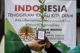 Pemuda Peduli Lingkungan Bersih dan Asri Sidoarjo membagikan bibit pohon kepada warga di Pendopo Alun Alun Sidoarjo, Jawa Timur, Minggu (29/11/2020). Pembagian 1000 bibit pohon dengan menukarkan botol bekas tersebut dalam rangka hari jeda untuk iklim dan hari menanam pohon Indonesia. Antara Jatim/Umarul Faruq/Mas