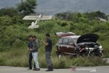 Anggota komunitas Aeromodelling Garut menerbangkan pesawat radio kontrol di SOR Ciateul, Kabupaten Garut, Jawa Barat, Minggu (29/11/2020). Pesawat berbahan polyfoam yang dibuat sendiri oleh anggota tersebut rutin diterbangkan pada hari libur sebagai sarana olahraga, rekreasi, edukasi, dan bisnis. ANTARA JABAR/Candra Yanuarsyah/agr