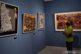 Pengunjung mengamati lukisan saat digelar pameran lukisan Spirit Of Java di Indigo Art Space Kota Madiun, Jawa Timur, Sabtu (28/11/2020) malam. Pameran yang memamerkan 27 lukisan karya lima orang pelukis asal Yogyakarta tersebut rencananya berlangsung hingga 20 Desember 2020. Antara Jatim/Siswowidodo/Um