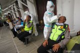 Sejumlah polisi mengikuti tes usap di Polrestabes Surabaya, Jawa Timur, Sabtu (28/11/2020). Sekitar 1.131 anggota kepolisian yang akan bertugas melaksanakan pengamanan di Tempat Pemungutan Suara (TPS) pada Pilkada Surabaya 2020 tersebut mengikuti tes usap sebagai upaya untuk mencegah penyebaran COVID-19. Antara Jatim/Didik