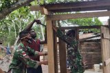 Prajurit TNI Satgas Yonif 125/Si'mbisa bangun 12 MCK Kampung Kondo