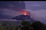 Gunung Api Ili Lewotolok mengeluarkan material vulkanik saat erupsi di Kabupaten Lembata, NTT, Minggu (29/11/2020). Pusat Vulkanologi dan Mitigasi Bencana Geologi (PVMBG) telah menaikkan status gunung api itu dari semula waspada menjadi siaga setelah melihat situasi gunung api yang terus melontarkan batu atau lava pijar. ANTARA FOTO/Aken Udjan/nym.