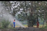 Pekerja Pertamina EP memeriksa semburan gas liar di desa Sukaperna, Tukdana, Indramayu, Jawa Barat, Senin (30/11/2020). Semburan gas liar bercampur air dan lumpur yang sudah terjadi sejak beberapa minggu lalu itu diduga bersumber dari sumur peninggalan Belanda yang sudah tidak digunakan. ANTARA FOTO/Dedhez Anggara/nym.
