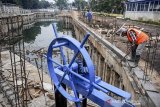 Pekerja menyelesaikan proyek pembangunan kolam pengendali banjir di Gedebage, Bandung, Jawa Barat, Senin (30/11/2020). Kolam pengendali banjir yang ditargetkan rampung pada 15 Desember mendatang tersebut ditujukan untuk meminimalisir banjir yang kerap kali terjadi di kawasan itu ketika musim penghujan. ANTARA JABAR/Raisan Al Farisi/agr