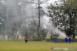 Pekerja Pertamina EP memeriksa semburan gas liar di desa Sukaperna, Tukdana, Indramayu, Jawa Barat, Senin (30/11/2020). Semburan gas liar bercampur air dan lumpur yang sudah terjadi sejak beberapa minggu lalu itu diduga bersumber dari sumur peninggalan Belanda yang sudah tidak digunakan. ANTARA JABAR/Dedhez Anggara/agr