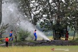 Pekerja Pertamina EP memeriksa semburan gas liar di desa Sukaperna, Tukdana, Indramayu, Jawa Barat, Senin (30/11/2020). Semburan gas liar bercampur air dan lumpur yang sudah terjadi sejak beberapa minggu lalu itu diduga bersumber dari sumur peninggalan Belanda yang sudah tidak digunakan. ANTARA JABAR/Dedhez Anggara/agr