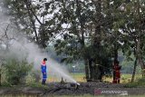 Pekerja Pertamina EP memeriksa semburan gas liar di desa Sukaperna, Tukdana, Indramayu, Jawa Barat, Senin (30/11/2020). Semburan gas liar bercampur air dan lumpur yang sudah terjadi sejak beberapa minggu lalu itu diduga bersumber dari sumur peninggalan Belanda yang sudah tidak digunakan. ANTARA JABAR/Dedhez Anggara/agr