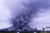 Awan panas Gunung Semeru terlihat dari Kecamatan Pronojiwo, Lumajang, Jawa Timur, Selasa (1/12/2020). Menurut petugas Pos Pengamatan Gunung Api (PPGA) di Gunung Sawur, Gunung Semeru meletus dengan meluncurkan awan panas sepanjang 11 kilometer, mengakibatkan sejumlah wilayah di Kabupaten Lumajang terguyur abu. Antara Jatim/Seno/Um