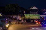 Warga melihat kondisi truk yang menabrak kios usai kecelakaan beruntun di Alun Alun Tanjungsari, Sumedang, Jawa Barat, Selasa (1/12/2020). Truk yang diduga mengalami rem blong tersebut menabrak mobil, angkot, sepeda motor dan kios mengakibatkan sementara terdata dua orang korban meninggal dunia, satu orang luka berat dan lima orang luka ringan. ANTARA JABAR/Novrian Arbi/agr