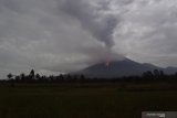 Guguran lava pijar terlihat dari Kecamatan Pronojiwo, Lumajang, Jawa Timur, Selasa (1/12/2020). Aktivitas Gunung Semeru mengalami peningkatan hingga meluncurkan lava pijar dari Kawah Jonggring Saloko selama lima hari terakhir. Antara Jatim/Seno/Um