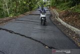 Pengendara melintasi jalan yang amblas di Jalan Angasana Gunung Kelir, Pamarican, Kabupaten Ciamis, Jawa Barat, Selasa (1/12/2020). Curah hujan yang tinggi dan kondisi tanah tidak stabil mengakibatkan pergerakan tanah, sehingga jalan alternatif penghubung Ciamis-Pangadaran yang baru selesai dibangun itu terputus. ANTARA JABAR/Adeng Bustomi/agr