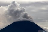 WASPADA SEMERU. Gunung Semeru mengepulkan debu dan material vulkanik terlihat dari Tumpang, Malang, Jawa Timur, Selasa (1/12/2020).  Pusat Vulkanologi Mitigasi Bencana Geologi (PVMBG) menghimbau warga yang berada di radius sepuluh kilometer agar waspada dan tetap berada di pengungsian karena aktivitas gunung Semeru masih fluktuatif dengan luncuran awan panas sejauh kurang lebih 3000 meter serta guguran lava pijar mencapai 500 meter. Antara Jatim/Ari Bowo Sucipto/Um