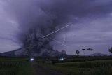 Luncuran awan panas Gunung Semeru terpantau dari Kecamatan Pronojiwo, Lumajang, Jawa Timur, Selasa (1/12/2020). Berdasarkan pemantauan Pos Gunung Api Semeru di Gunung Sawur, Semeru meluncurkan awan panas sepanjang 11 kilometer dan mengakibatkan sejumlah wilayah di Kabupaten Lumajang terguyur abu. ANTARA FOTO/Seno/rwa.