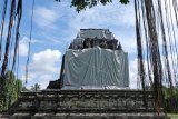 Pekerja mamasang terpaulin untuk penutupan Candi Mendut di Mungkid, Magelang, Jawa Tengah, Selasa (1/12/2020). Balai Konservasi Borobudur (BKB) menutup tiga candi yaitu Borobudur, Mendut dan Pawon sebagai langkah antisipasi melindungi batu candi dari abu vulkanik jika terjadi erupsi Gunung Merapi. ANTARA FOTO/Anis Efizudin/nym.