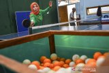 Atlet Cabang Olahraga Tenis Meja Wiwin Winarni berlatih di GOR Ringgul, Desa Imbanagara, Kabupaten Ciamis, Jawa Barat, Rabu (2/12/2020). Atlet tuna daksa perwakilan National Paralympic Committe Of Indonesia (NPCI) Ciamis tersebut terpaksa berlatih di GOR milik pribadi karena keterbatasan fasilitas meja tenis berstandar nasional di GOR milik Pemda. ANTARA JABAR/Adeng Bustomi/agr