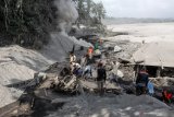 Warga membuat akses lahar panas erupsi Gunung Semeru di kawasan Besuk Kobokan, Pronojiwo, Lumajang, Jawa Timur, Rabu (2/12/2020). Banjir lahar panas Gunung Semeru tersebut mengakibatkan terputusnya akses jalan antar kecamatan di Lumajang serta sejumlah truk dan alat berat penambang pasir terkubur. Antara Jatim/Umarul Faruq/Mas