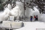 Warga melihat alat berat yang terkubur akibat lahar panas erupsi Gunung Semeru di kawasan Besuk Kobokan, Pronojiwo, Lumajang, Jawa Timur, Rabu (2/12/2020). Banjir lahar panas Gunung Semeru tersebut mengakibatkan terputusnya akses jalan antar kecamatan di Lumajang serta sejumlah truk dan alat berat penambang pasir terkubur. Antara Jatim/Umarul Faruq/Mas