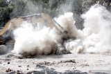 Alat berat mengevakusi truk yang terkubur akibat lahar panas erupsi Gunung Semeru di kawasan Besuk Kobokan, Pronojiwo, Lumajang, Jawa Timur, Rabu (2/12/2020). Banjir lahar panas Gunung Semeru tersebut mengakibatkan terputusnya akses jalan antar kecamatan di Lumajang serta sejumlah truk dan alat berat penambang pasir terkubur. Antara Jatim/Umarul Faruq/Mas