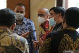 Ketua Umum DPP Asosiasi Pengembang Perumahan dan Pemukiman Seluruh Indonesia (Apersi) Junaidi Abdillah didamping oleh Ketua DPD Apersi Jatim Makhrus Sholeh beserta pengurus Apersi lainnya menjawab pertanyaan awak media usai bertemu dengan Kapolda Jawa Timur Irjen Pol Nico Afinta, di Surabaya, Jawa Timur, Rabu (2/12/2020). Pertemuan pengurus  DPP Apersi serta DPD Apersi Jawa Timur dengan Kapolda Jawa Timur tersebut dalam rangka audensi bertujuan untuk bersinergi membantu proses percepatan perumahan khususnya perumahan dan permukiman untuk masyarakat berpenghasilan rendah (MBR). Antara Jatim/Didik