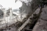 Warga melihat jalur lahar panas Gunung Semeru di kawasan Pronojiwo, Lumajang, Jawa Timur, Rabu (2/12/2020). Gunung Semeru mengalami erupsi yang menyebabkan awan panas letusan terus meluncur ke arah Curah Besuk Kobokan sepanjang 11 kilometer dengan durasi kemunculan awan panas selama tiga jam serta status level II atau waspada. Antara Jatim/Umarul Faruq/Mas