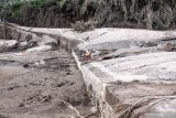 Warga melintas di jalur lahar panas Gunung Semeru di kawasan Pronojiwo, Lumajang, Jawa Timur, Rabu (2/12/2020). Gunung Semeru mengalami erupsi yang menyebabkan awan panas letusan terus meluncur ke arah Curah Besuk Kobokan sepanjang 11 kilometer dengan durasi kemunculan awan panas selama tiga jam serta status level II atau waspada. Antara Jatim/Umarul Faruq/Mas