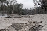 Warga melintas di jalur lahar panas Gunung Semeru di kawasan Pronojiwo, Lumajang, Jawa Timur, Rabu (2/12/2020). Gunung Semeru mengalami erupsi yang menyebabkan awan panas letusan terus meluncur ke arah Curah Besuk Kobokan sepanjang 11 kilometer dengan durasi kemunculan awan panas selama tiga jam serta status level II atau waspada. Antara Jatim/Umarul Faruq/Mas