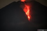 Guguran lava pijar Gunung Semeru terlihat dari Desa Oro oro Ombo, Pronojiwo, Lumajang, Jawa Timur, Rabu (2/12/2020). Aktivitas vulkanik Gunung Semeru di Jawa Timur meningkat sejak sepekan terakhir dengan intensitas 13 kali guguran lava pijar dengan jarak luncur 500 hingga 1.000 dari pusat guguran gunung dan status Siaga level II atau waspada. Antara Jatim/Umarul Faruq/Mas