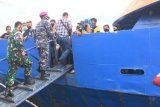 Danlanal Melonguane mengingatkan penumpang kapal  patuhi prokes COVID-19