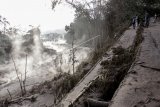 Warga melihat jalur lahar panas Gunung Semeru di kawasan Pronojiwo, Lumajang, Jawa Timur, Rabu (2/12/2020). Gunung Semeru mengalami erupsi yang menyebabkan awan panas letusan meluncur ke arah Curah Besuk Kobokan sepanjang 11 kilometer dengan durasi kemunculan awan panas selama tiga jam serta status level II atau waspada. ANTARA FOTO/Umarul Faruq