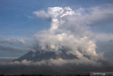 Gunung Semeru mengeluarkan material vulkanik terpantau dari desa Oro Oro Ombo, Pronojiwo, Lumajang, Jawa Timur, Kamis (3/12/2020). Pusat Vulkanologi dan Mitigasi Bencana Geologi (PVMBG) menghimbau masyarakat tidak melakukan aktivitas di radius 1 km dan wilayah sejauh 4 km di sektor lereng selatan-tenggara kawah aktif yang merupakan wilayah bukaan kawah aktif Gunung Semeru sebagai alur luncuran awan panas. Antara Jatim/Umarul Faruq/Mas