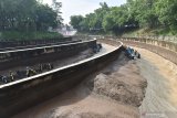 Sejumlah pekerja mengeruk sedimen di kawasan Dam Jati  Sungai Madiun di Magetan, Jawa Timur, Kamis (3/12/2020). Pengerukan sedimen yang dilakukan Perum Jasa Tirta I Madiun Raya tersebut dimaksudkan untuk mengurangi risiko bencana banjir Sungai Madiun yang merupakan anak sungai Bengawan Solo. Antara Jatim/Siswowidodo/mas.