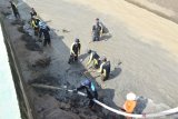 Sejumlah pekerja mengeruk sedimen di kawasan Dam Jati  Sungai Madiun di Magetan, Jawa Timur, Kamis (3/12/2020). Pengerukan sedimen yang dilakukan Perum Jasa Tirta I Madiun Raya tersebut dimaksudkan untuk mengurangi risiko bencana banjir Sungai Madiun yang merupakan anak sungai Bengawan Solo. Antara Jatim/Siswowidodo/mas.