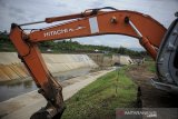 Pekerja mengoperasikan alat berat untuk menyelesaikan proyek pengendali banjir Sungai Cisangkuy di Desa Rancatungku, Pameungpeuk, Kabupaten Bandung, Jawa Barat, Kamis (3/12/2020). Proyek pengendali banjir Sungai Cisangkuy yang memiliki panjang total 1,7 kilometer dan dapat menampung 225 meter kubik air per detik tersebut ditujukan untuk mengurangi beban tampung Sungai Citarum serta menangkal banjir di wilayah Kamasan dan Banjaran, Kabupaten Bandung. ANTARA JABAR/Raisan Al Farisi/agr