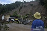 Petugas mengamati rumah yang rusak akibat tanah longsor di Desa Sukamulya, Talegong, Kabupaten Garut, Jawa Barat, Kamis (3/12/2020). Hujan deras sejak pagi mengakibatkan 15 rumah tertimbun longsor dan 40 terancam longsor serta menutup jalan perbatasan antara Kabupaten Garut dan Kabupaten Bandung dan dalam tidak ada korban jiwa dalam peristiwa tersebut. ANTARA JABAR/Candra Yanuarsyah/agr