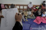 Petugas mendata warga terdampak longsor di tempat pengungsian di Desa Sukamulya, Talegong, Kabupaten Garut, Jawa Barat, Kamis (3/12/2020). Sebanyak 55 kk terdampak longsor mengungsi di SMPN 1 Talegong guna mengantisipasi longsor susulan karena tanah masih terus bergerak. ANTARA JABAR/Candra Yanuarsyah/agr