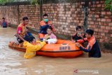 BPBD PALI evakuasi  bayi dari lokasi banjir