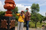 Pengunjung melakukan swafoto di Taman Ghanjaran, Trawas, Mojokerto, Jawa Timur, Jumat (4/12/2020). Tempat wisata seluas dua hektare tersebut merupakan program inovasi peningkatan perekonomian masyarakat dengan investor warga setempat melalui Kelompok Usaha Bersama (KUB) dan dikelola oleh Badan Usaha Milik Desa (BUMDes) serta mampu menghasilkan omzet hingga Rp300 juta per bulan. Antara Jatim/Ari Bowo Sucipto/mas.